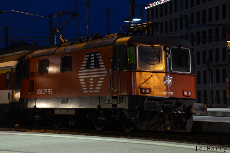 Re 4/4 420 220
