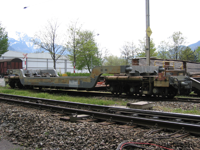 Uaa-z 8251
Tiefladebrücke mit 2 dreiachsigen Drehgestellen I und II. Ladegewicht 42t.
