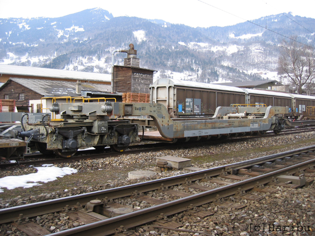 Uaa-z 8251
Tiefladebrücke mit 2 zweiachsigen Drehgestellen V und VI. Ladegewicht 30t.
