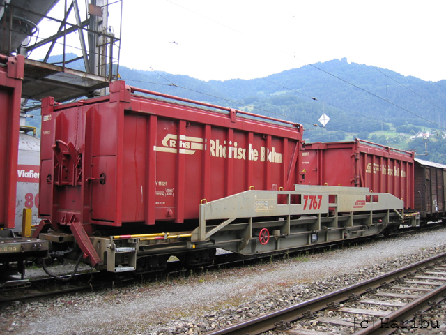 Sl 7767
Sl 7767 beladen mit Kehrrichtcontainer Y 11821 und Y 11818
