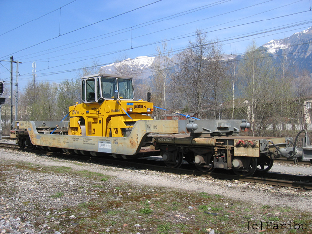 Uaa-z 8251
Tiefladebrücke mit 2 dreiachsigen Drehgestellen I und II. Ladegewicht 42t.
