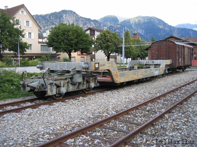 Uaa-z 8251
Tiefladebrücke mit 2 zweiachsigen Drehgestellen V und VI. Ladegewicht 30t.
