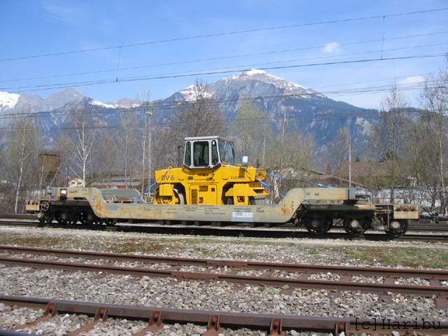 Uaa-z 8251
Tiefladebrücke mit 2 dreiachsigen Drehgestellen I und II. Ladegewicht 42t.
