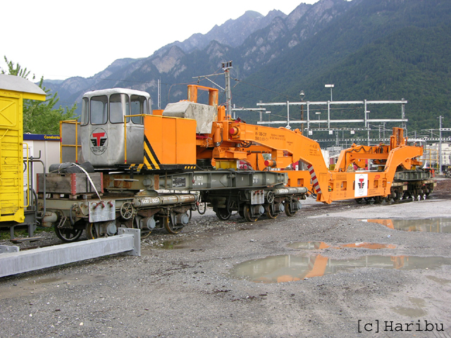 Uaa-z 8251
Tiefladebrücke Tschudy mit 4 dreiachsigen Drehgestellen I-IV und Zwischenbrücken A und B. Ladegewicht 97t.
