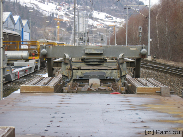 Uaa-z 8251
Tiefladebrücke mit 2 zweiachsigen Drehgestellen V und VI. Ladegewicht 30t.
