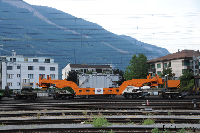 Uaa-z 8251
Tiefladebrücke Tschudy mit 4 dreiachsigen Drehgestellen I-IV und Zwischenbrücken A und B. Ladegewicht 97t.
